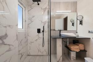 Kúpeľňa v ubytovaní NEW! APARTMENT HARMONIA, FRONT SEA VIEW, CALA MARSAL BEACH 300m