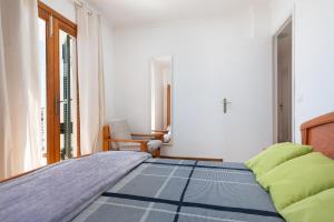 Posteľ alebo postele v izbe v ubytovaní NEW! APARTMENT HARMONIA, FRONT SEA VIEW, CALA MARSAL BEACH 300m