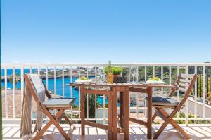 Balkón alebo terasa v ubytovaní NEW! APARTMENT HARMONIA, FRONT SEA VIEW, CALA MARSAL BEACH 300m