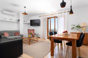 Posedenie v ubytovaní NEW! APARTMENT HARMONIA, FRONT SEA VIEW, CALA MARSAL BEACH 300m