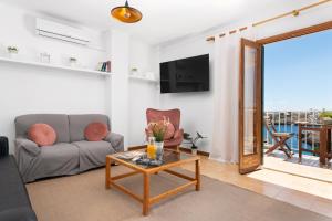Televízia a/alebo spoločenská miestnosť v ubytovaní NEW! APARTMENT HARMONIA, FRONT SEA VIEW, CALA MARSAL BEACH 300m
