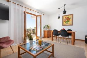 TV a/nebo společenská místnost v ubytování NEW! APARTMENT HARMONIA, FRONT SEA VIEW, CALA MARSAL BEACH 300m