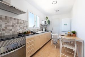 Kuchyňa alebo kuchynka v ubytovaní NEW! APARTMENT HARMONIA, FRONT SEA VIEW, CALA MARSAL BEACH 300m