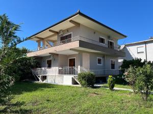 a house with a balcony and a yard at Villa Fjorentin Berat in Berat