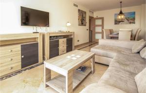 Televízia a/alebo spoločenská miestnosť v ubytovaní 2 Bedroom Gorgeous Apartment In Manilva + 17 fotografií