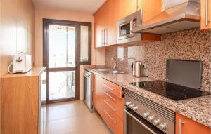 Kuchyňa alebo kuchynka v ubytovaní 2 Bedroom Gorgeous Apartment In Manilva