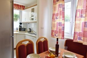 a small kitchen with a table and chairs and a table and chairsktop at Wohnung in Zambratija mit Gemeinsamem Grill in Zambratija