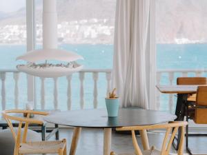 a table and chairs in a room with a balcony at Villa Singular in San José