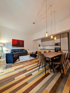 Una sala de estar con una mesa y sillas de madera. en Luxury Gallery Suites, en Roma 13 fotos más
