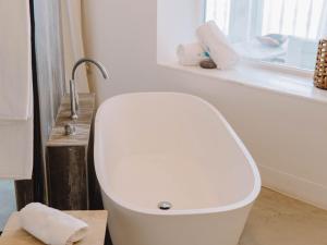 a white toilet in a bathroom with a window at Villa Singular in San José