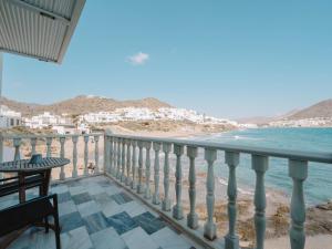 a balcony with a view of the beach at Villa Singular in San José