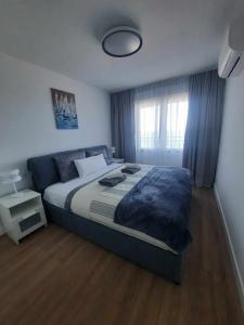 une chambre avec un grand lit et une fenêtre dans l'établissement Cullera Buena Vista Social Club con piscina y vistas al mar Solo Familias!, à Cullera