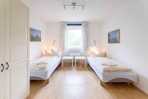 a room with two beds and a window at Feriendorf "Alte Fahrt" in Rechlin
