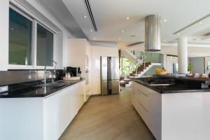 Η κουζίνα ή μικρή κουζίνα στο Villa Beyond 9 Bedrooms Seaview - Full Services