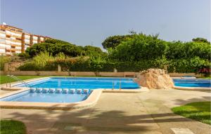 ein Schwimmbad mit einem Felsen in der Mitte in der Unterkunft Cozy Apartment In La Mata, Torrevieja in La Mata + 11 Fotos