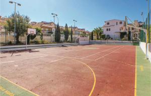 Tenis lub squash w obiekcie 3 Bedroom Stunning Home In Gran Alacant lub w pobliżu