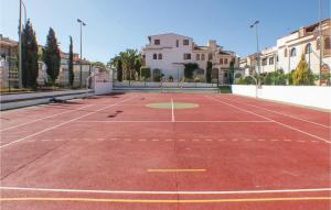 Tenis lub squash w obiekcie 3 Bedroom Stunning Home In Gran Alacant lub w pobliżu