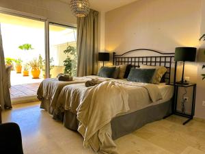 Posteľ alebo postele v izbe v ubytovaní Apartments Bermuda Beach
