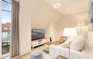 un salon avec un canapé et une télévision dans l'établissement Meerblick-Apartment 62, à Boltenhagen