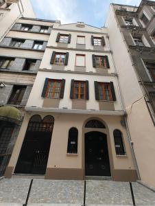 イスタンブールにあるMajestik Hotelのたくさんの窓がある背の高い白い建物