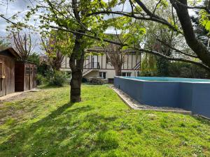 a yard with a swimming pool in front of a house at Villa shamina piscine sauna 3 bedrooms in Blonville-sur-Mer