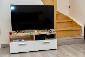 Televízia a/alebo spoločenská miestnosť v ubytovaní Paradis des bulles