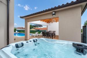 a hot tub in the backyard of a house at Villa Buroli with Pool, Sauna and Jacuzzi in Buroli
