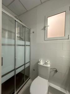 ein Badezimmer mit Toilette und Glasdusche in der Unterkunft Calle Mayor GAM in Alicante