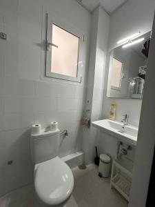 ein weißes Badezimmer mit Toilette und Waschbecken in der Unterkunft Calle Mayor GAM in Alicante + 6 Fotos