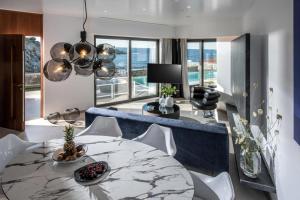 salon ze stołem i niebieską kanapą w obiekcie Made By The Sea Villas 8 BDRM w mieście Ligaria +19 zdjęć