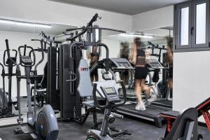 Fitness centrum a/nebo fitness zařízení v ubytování Beachfront Alassa Villas w Private Pools Complex