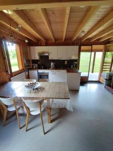 Kuchyň nebo kuchyňský kout v ubytování Gîte Chalet Morvan Bourgogne