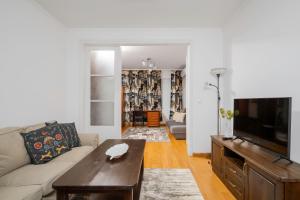 TV a/nebo společenská místnost v ubytování 1BD flat with Desk on Russian Monument Square by Flat Mаnager