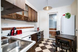 Kuchyň nebo kuchyňský kout v ubytování 1BD flat with Desk on Russian Monument Square by Flat Mаnager