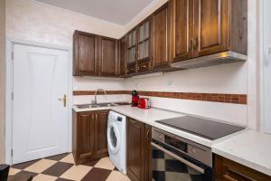 Kuchyň nebo kuchyňský kout v ubytování 1BD flat with Desk on Russian Monument Square by Flat Mаnager