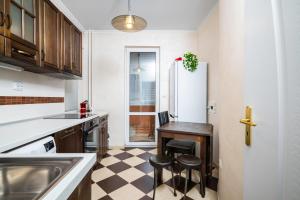 Kuchyň nebo kuchyňský kout v ubytování 1BD flat with Desk on Russian Monument Square by Flat Mаnager + 11 fotografií