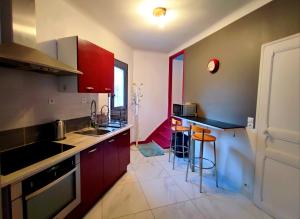 Kuchyň nebo kuchyňský kout v ubytování Maison Individuelle, proche de Paris, en face du parc de Loisirs Le Port Aux Cerises, ouvert aux esprits creatifs et sportifs - Jeux Olympiques