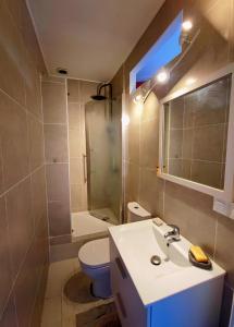 Koupelna v ubytování Maison Individuelle, proche de Paris, en face du parc de Loisirs Le Port Aux Cerises, ouvert aux esprits creatifs et sportifs - Jeux Olympiques