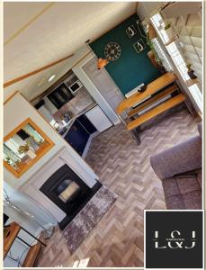 una vista aérea de una sala de estar con un banco en L&J Caravan Skegness, en Chapel St. Leonards