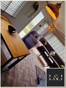 una sala de estar con un sofá y una mesa en L&J Caravan Skegness, en Chapel St. Leonards