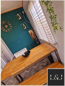 Un escritorio de madera con un ratón de computadora encima. en L&J Caravan Skegness, en Chapel St. Leonards