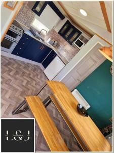 una vista aérea de una cocina con una mesa de madera en L&J Caravan Skegness, en Chapel St. Leonards
