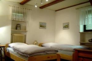 a bedroom with a bed in the corner of a room at Großzügige Ferienwohnung für 5 Personen mit überdachter Terrasse und wundervollem Garten mit Koi-Teich in Waldnähe in Marktredwitz