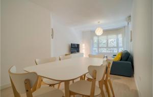 Posedenie v ubytovaní 4 Bedroom Cozy Apartment In Málaga