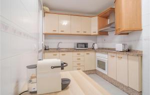 Kuchyňa alebo kuchynka v ubytovaní 4 Bedroom Cozy Apartment In Málaga