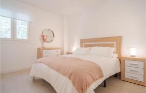 Postel nebo postele na pokoji v ubytování 4 Bedroom Cozy Apartment In Málaga