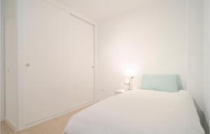 Postel nebo postele na pokoji v ubytování 4 Bedroom Cozy Apartment In Málaga
