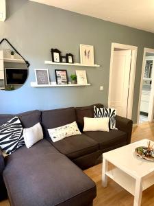 a living room with a couch and a table at Apartamento RUTA DEL VELETA in Cenes de la Vega