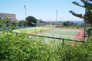 Tenis alebo squash v ubytovaní Mare Village alebo jeho okolí