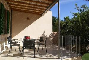 a patio with chairs and a table on a porch at Villa 'Ca na Tonina' mit privatem Pool in Sant Llorenç des Cardassar